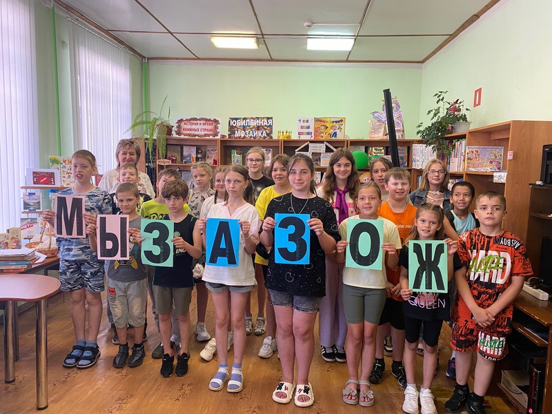 В читальном зале Суражской городской детской библиотеки для воспитанников пришкольного лагеря школы №3 рошел час здоровья  «Пусть солнце в небе ярче  брызнет! Мы за здоровый образ жизни!»