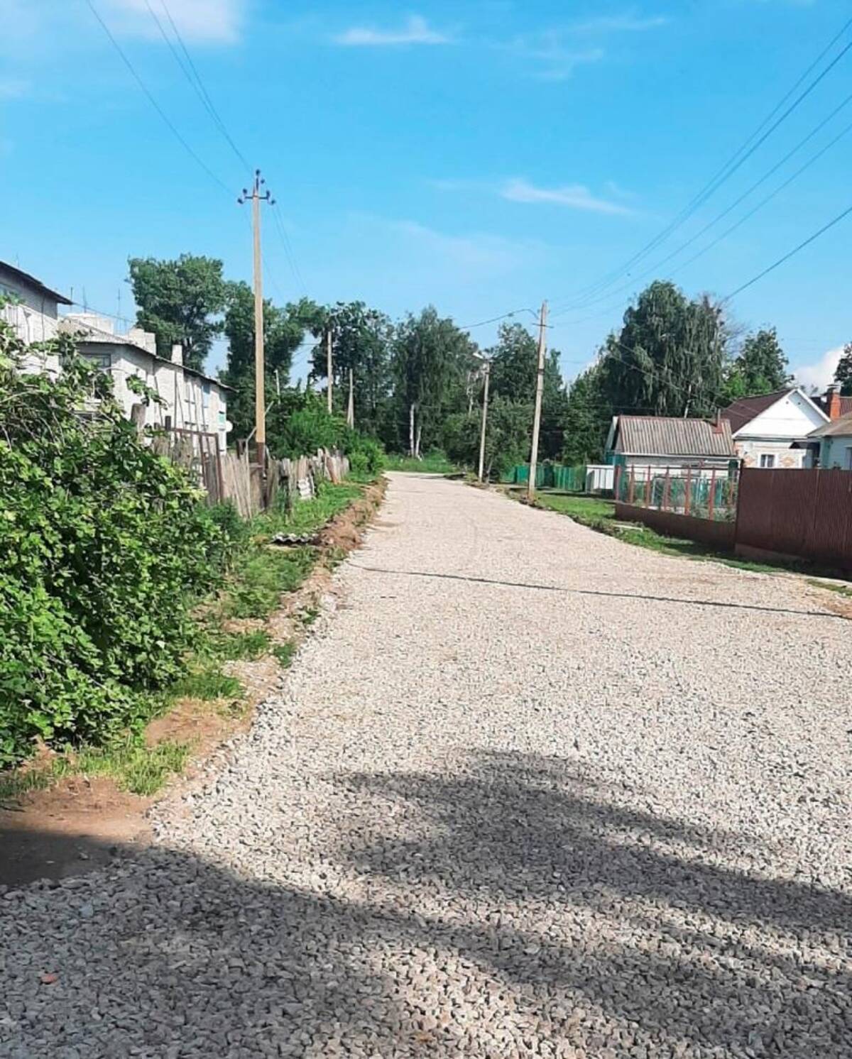 К ремонту дороги приступили в брянском поселке Комаричи на улице Победы