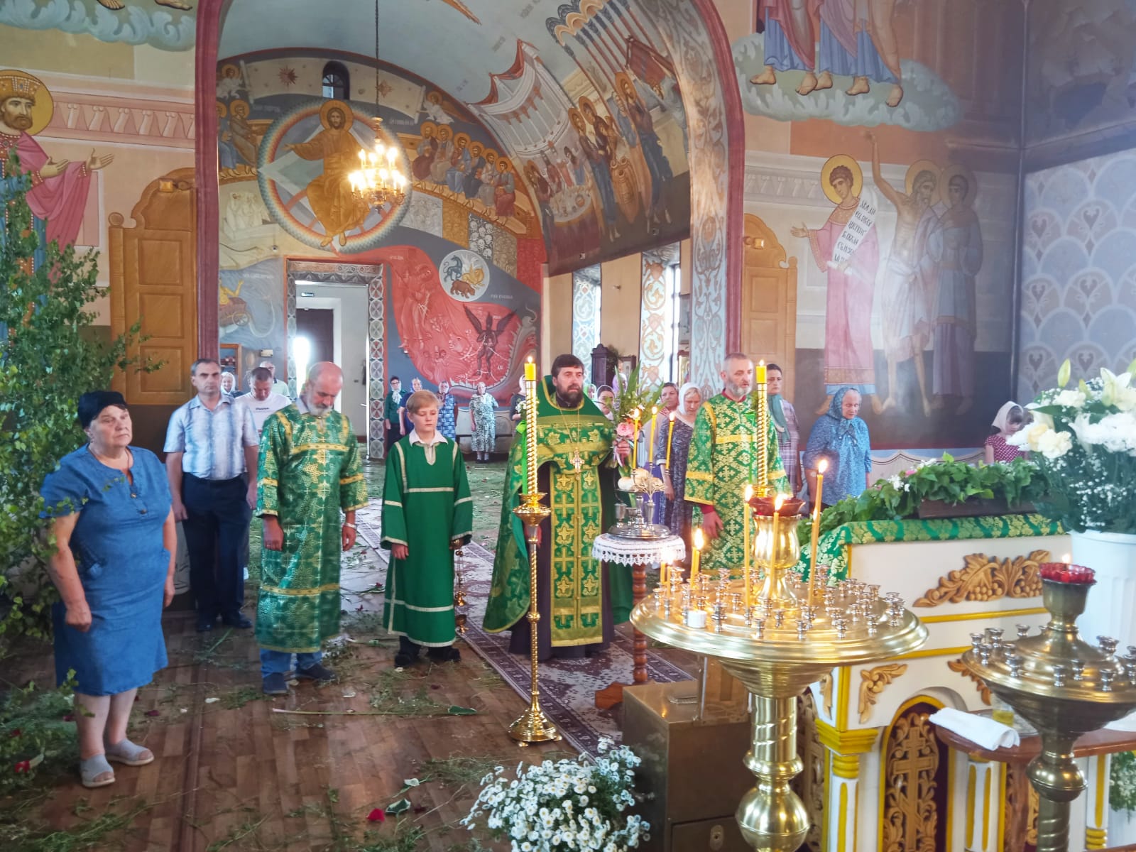 Праздник Святой Троицы торжественно отметили на приходе храма в честь Благовещения Пресвятой Богородицы города Суража