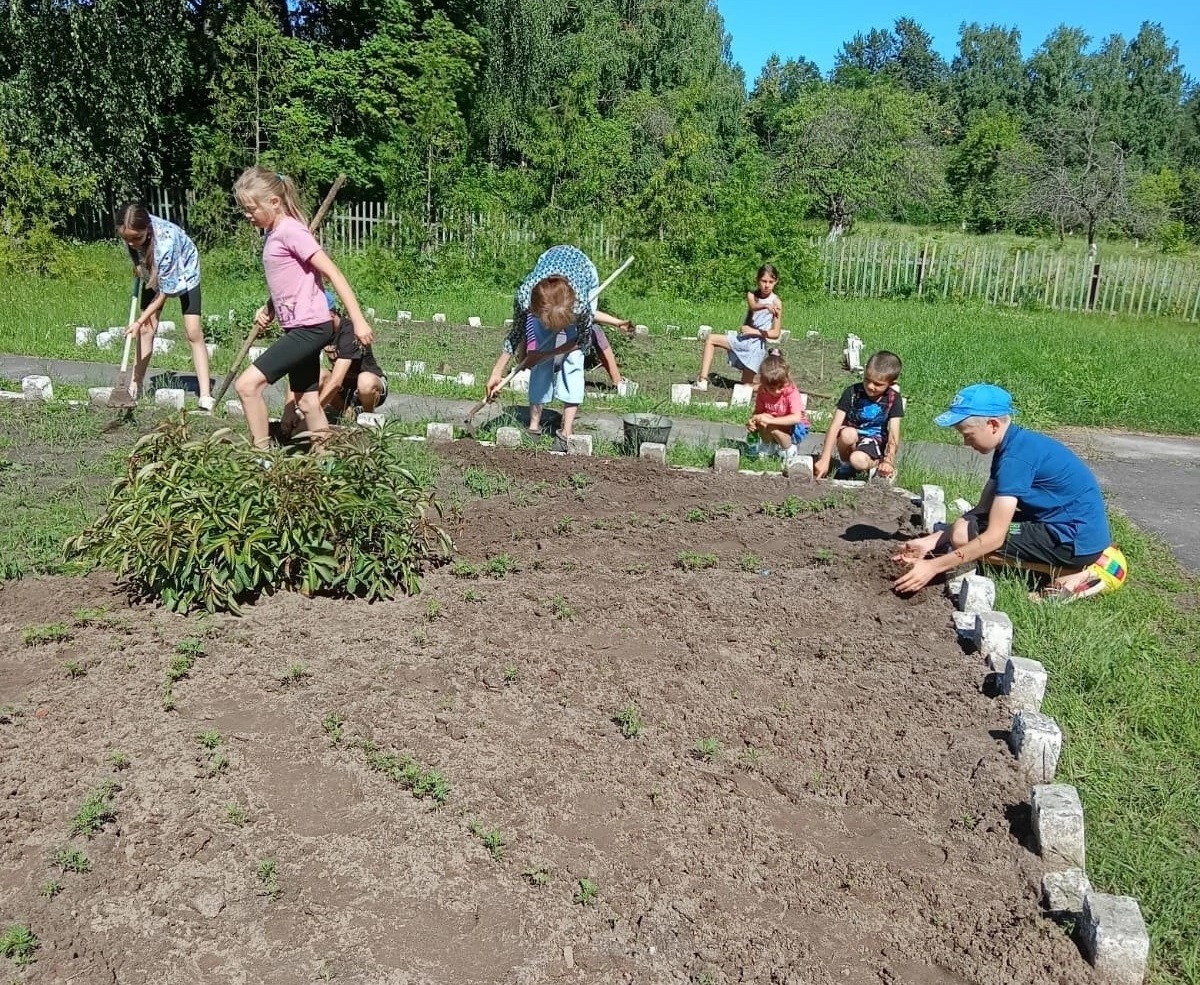 В Каменской школе Суражского района был организован трудовой десант «Наша клумба»