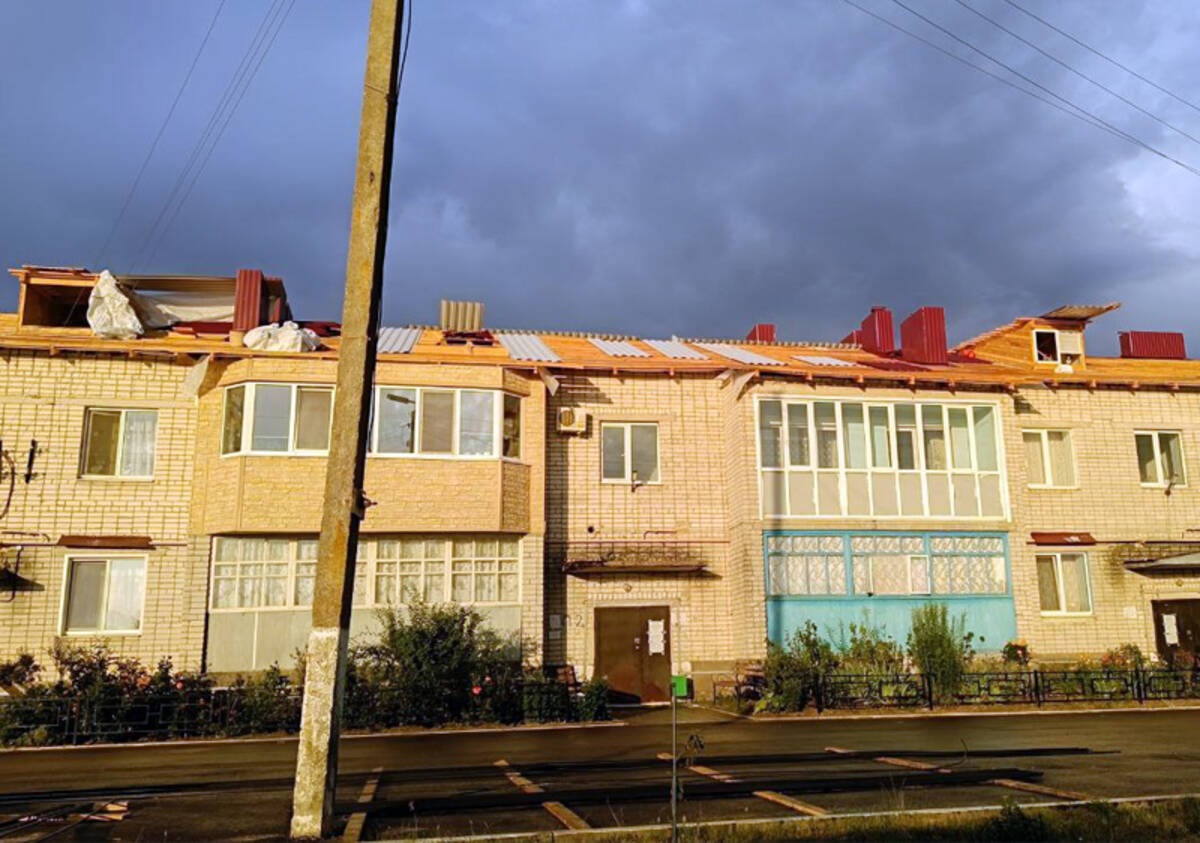 В Суземке Брянской области обновляют кровлю многоэтажки за 4,7 млн рублей