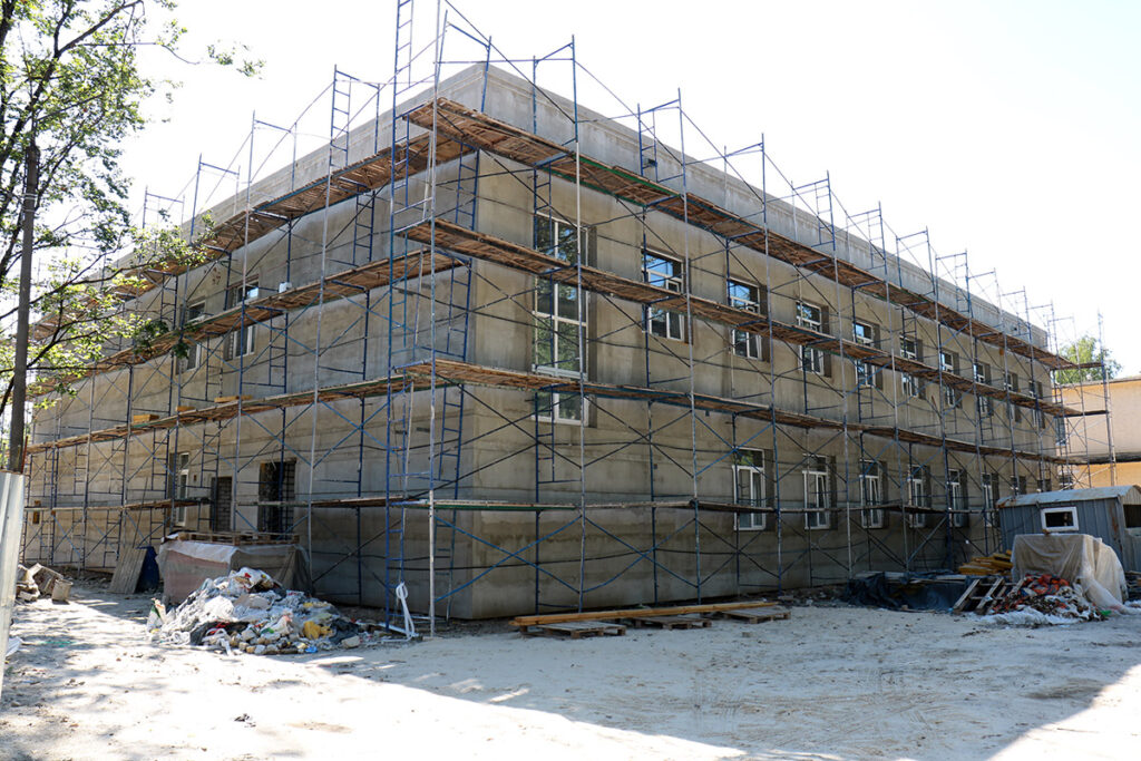 В пристройке к ДШИ №10 продолжаются отделочные работы