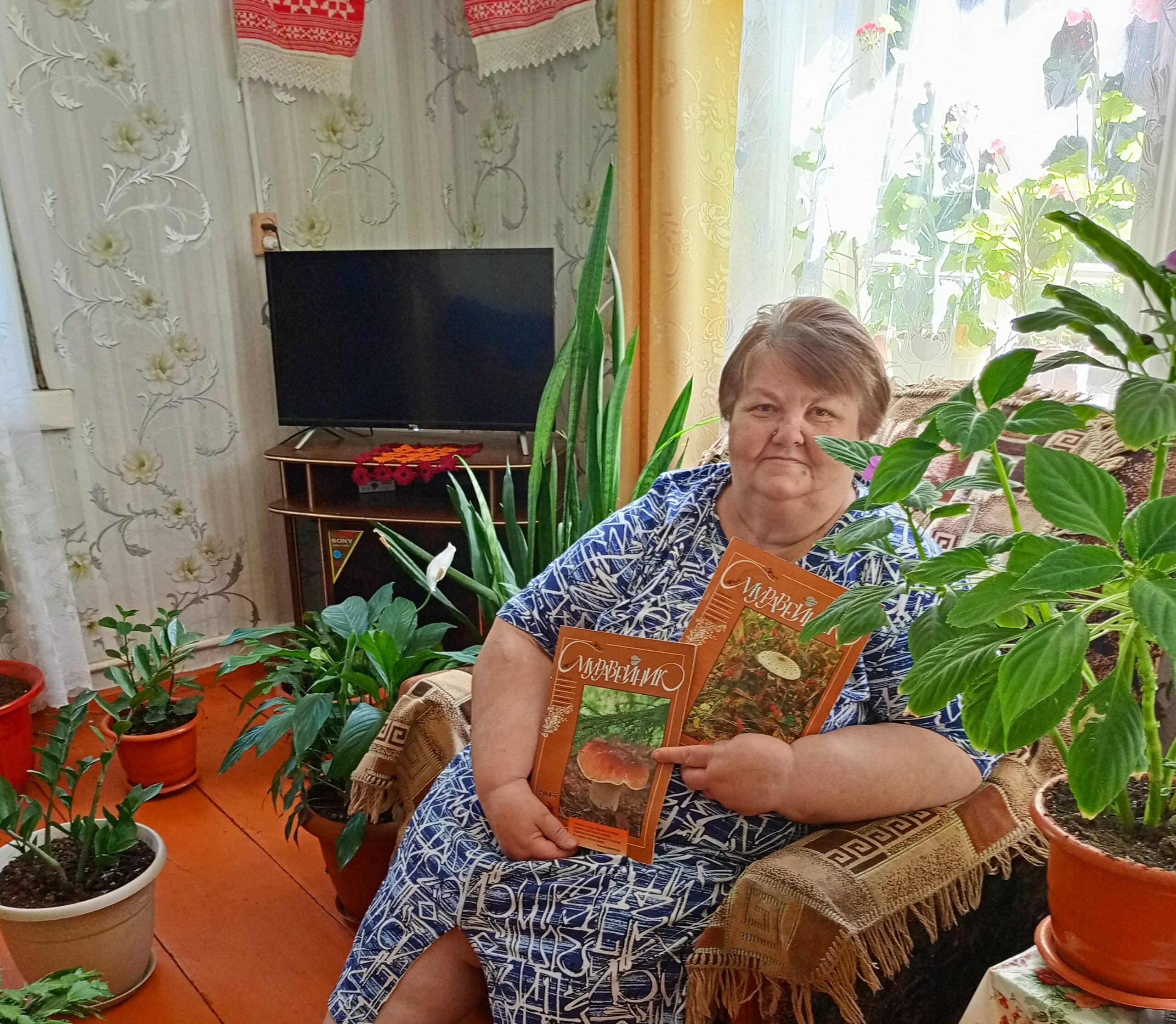 Библиотекарь Лопазненской сельской библиотеки Суражского района доставила книги и журналы на дом читателю