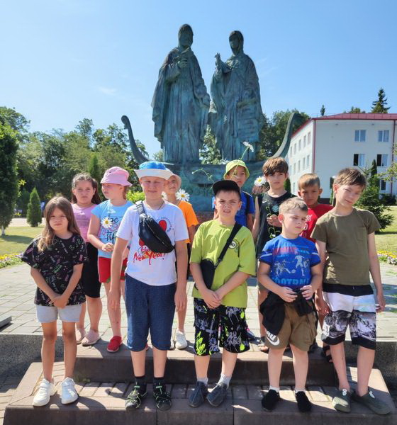 В Суражской районной библиотеке для ребят из лагеря «Солнечный» средней школы № 3 прошел информационный калейдоскоп «Под покровом Петра и Февронии»