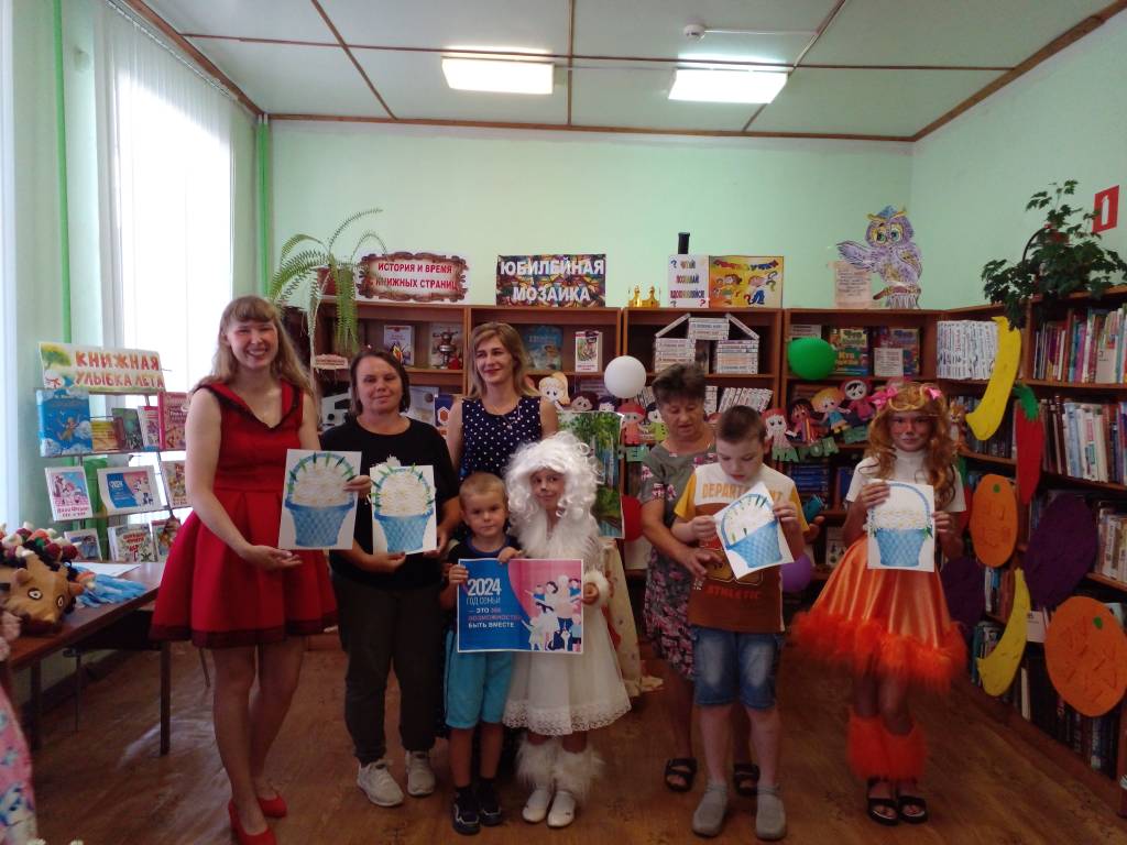 Для детей из отделения дневного пребывания и реабилитации в Суражской городской детской библиотеке прошла литературно-игровая программа «Ромашек белый хоровод»