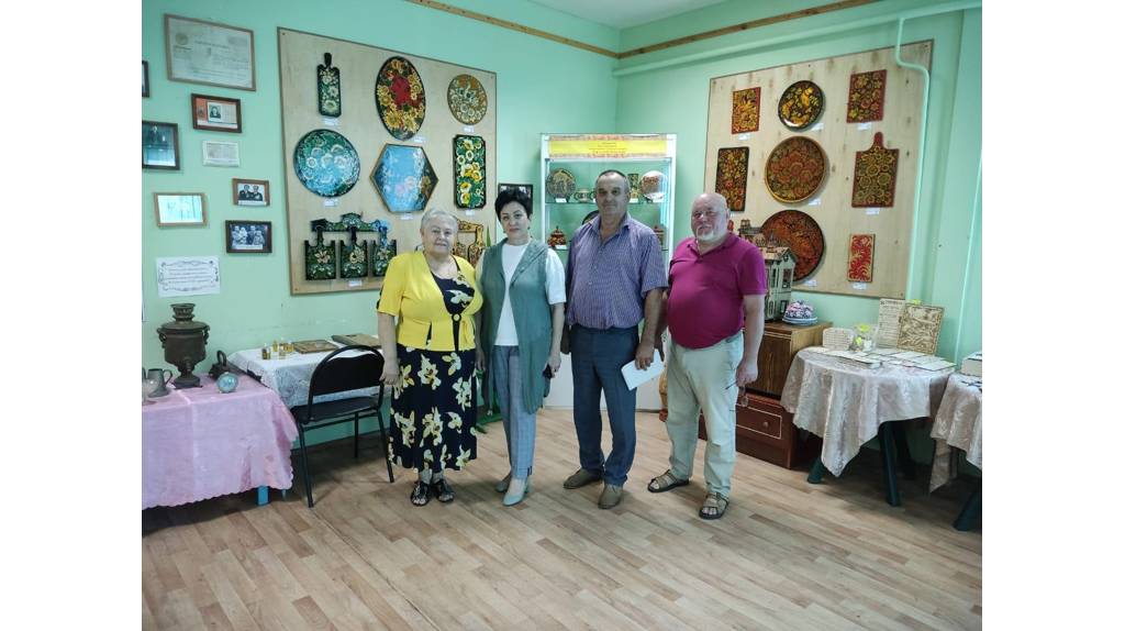 Ремонт школ в Погарском районе проинспектировала замгубернатора Миронова