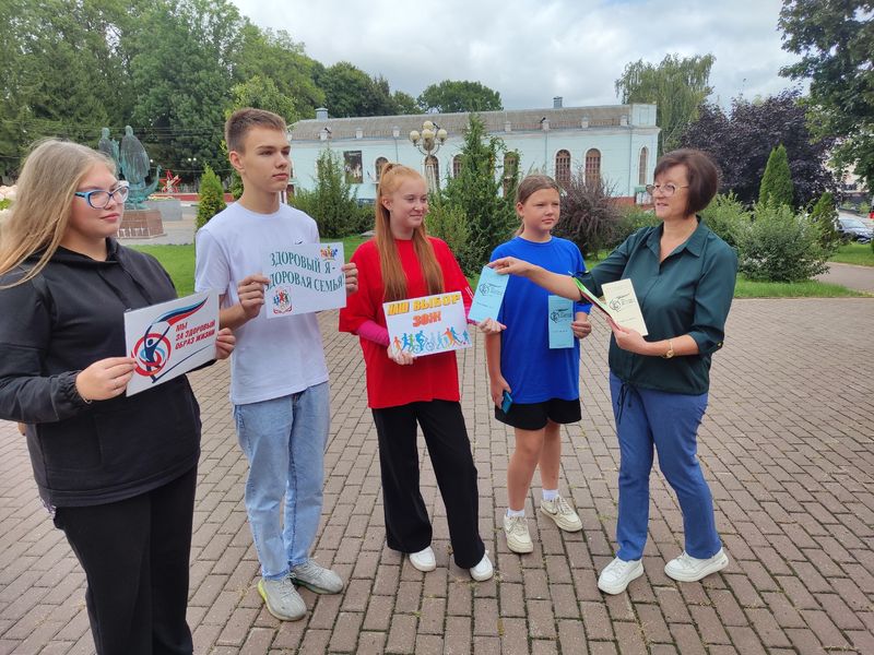 Сотрудники Суражской районной библиотеки совместно с активистами — школьниками провели уличную акцию «Мы за здоровый образ жизни!»