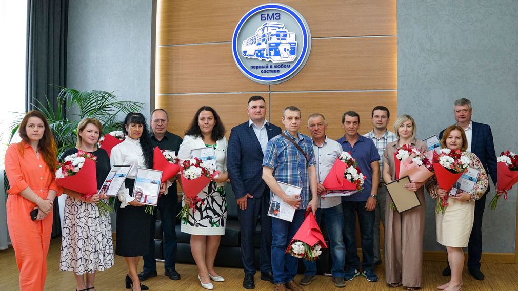 Брянские машиностроители получили почетные удостоверения Ветеран труда