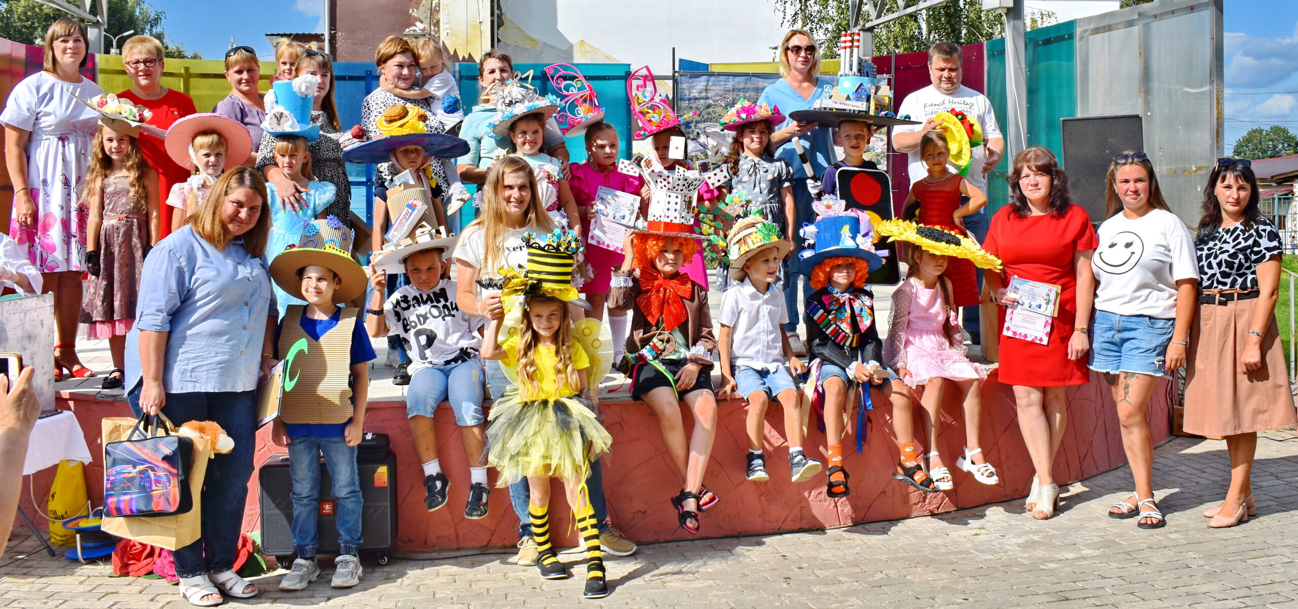 На летней эстраде городского парка наградили участников конкурса-праздника  «Шляпная вечеринка»