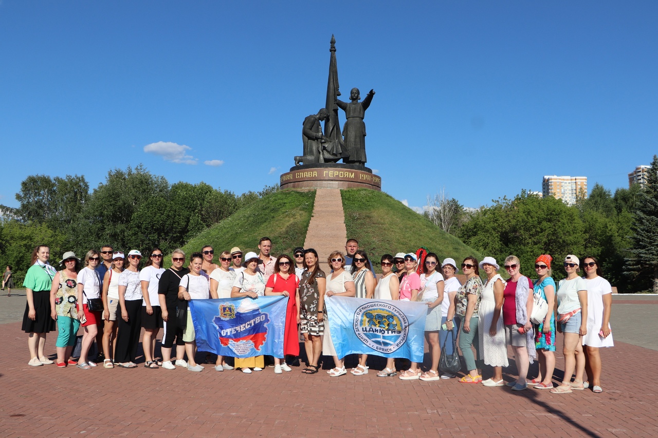 Учитель общественных дисциплин Суражской школы №3 Светлана Ярошенко приняла участие в выездном семинаре по обмену опытом работы в сфере патриотического воспитания детей и молодёжи