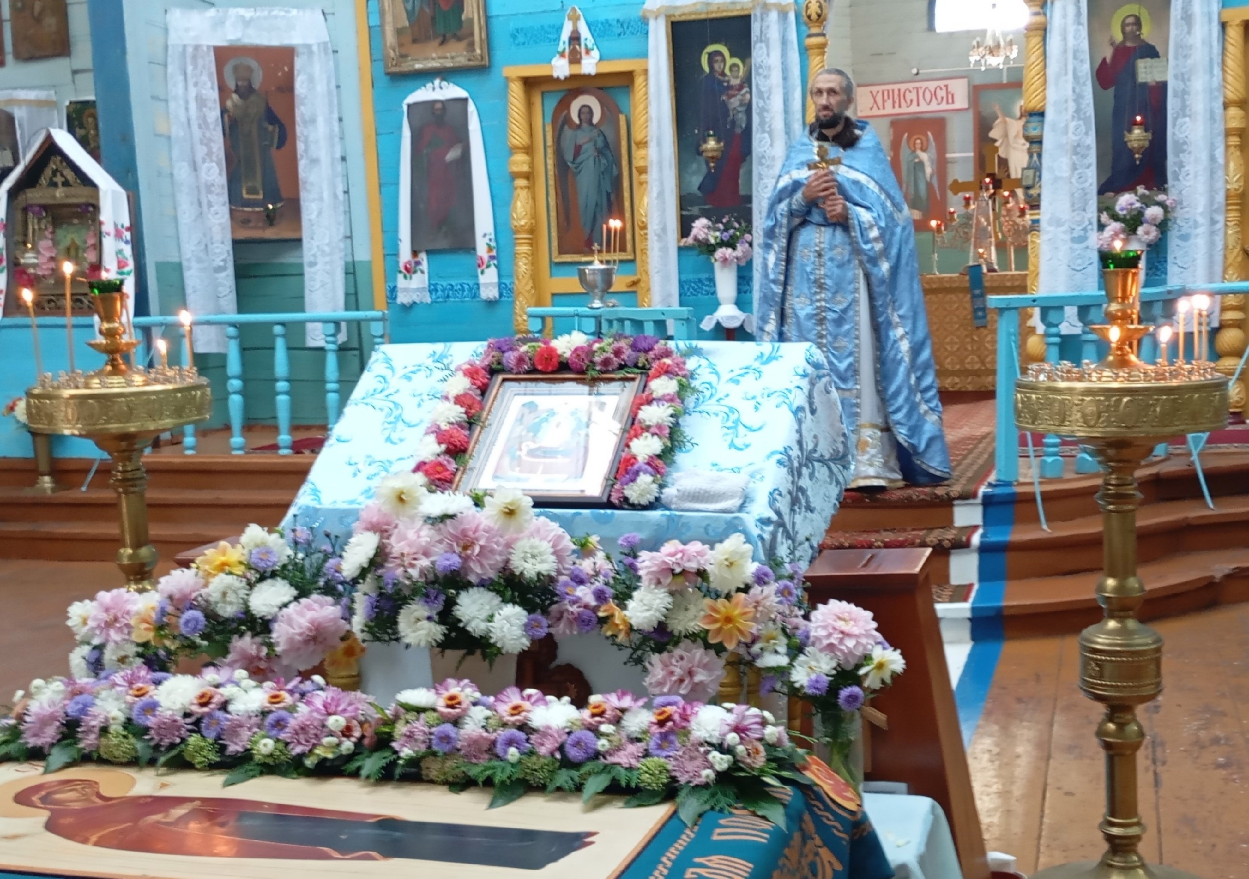 В праздник Успения Пресвятой Богородицы в храме во имя свт. Василия Великого в селе Душатин настоятель храма иерей Александр Якушенко совершил Божественную Литургию