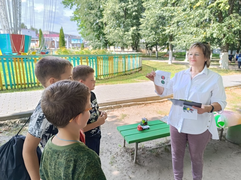 Для юных суражан работники городской детской библиотеки провели урок безопасности «Знает каждый пешеход, где на дороге переход»