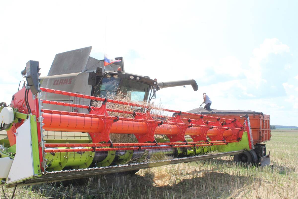 Близится к завершению уборочная страда в Комаричском районе