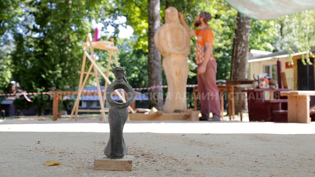 Фестиваль деревянных скульптур завершился в Брянске