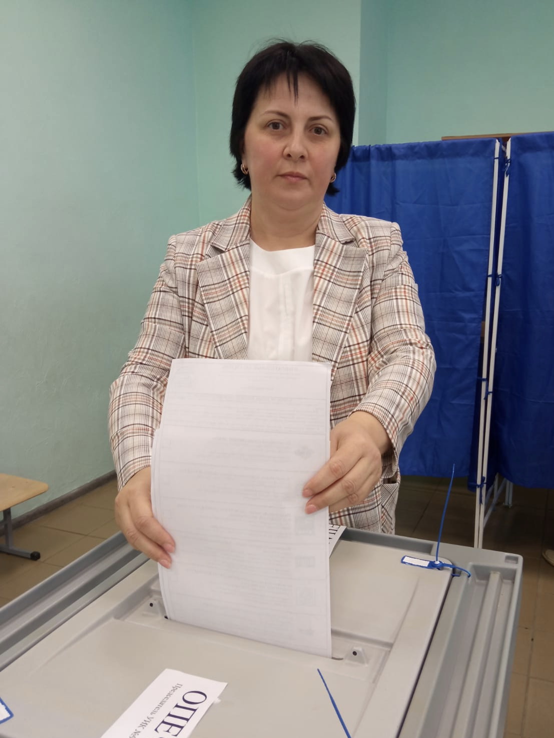 Исполняющая обязанности главы администрации Суражского района проголосовала на своем участке для голосования