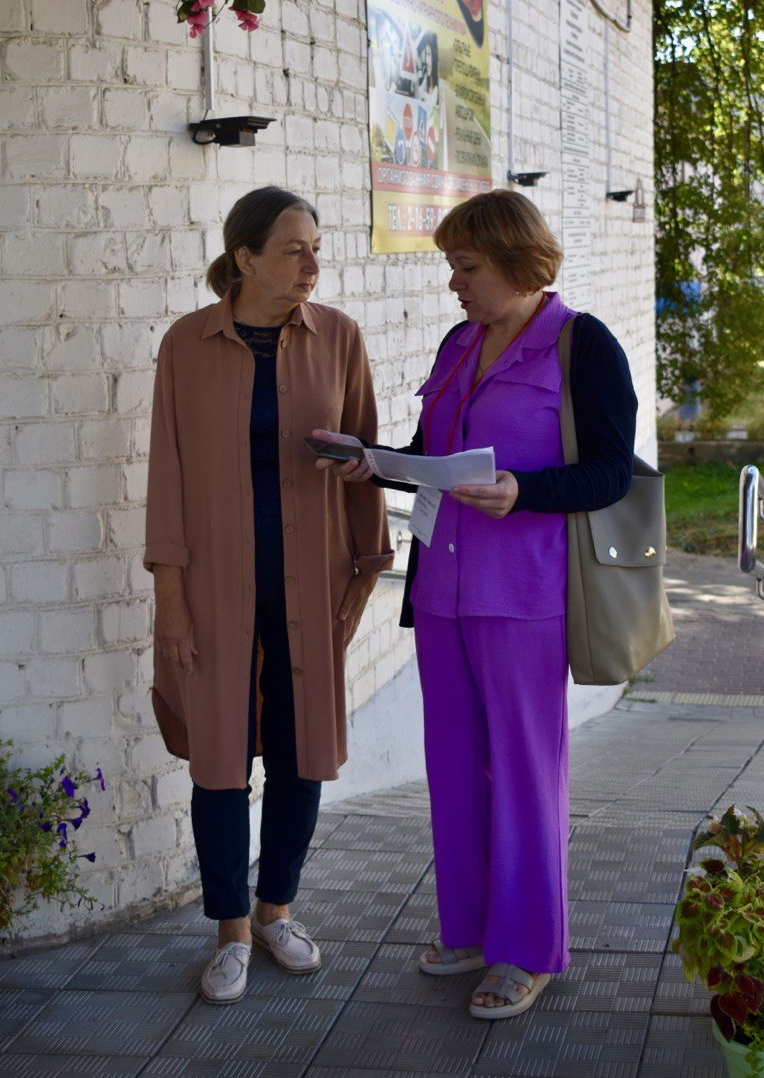 На выходе одного из избирательных участков в Сураже проводит опрос общественного мнения экзитполл