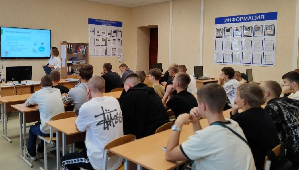 Для студентов 1-2 курсов Суражского промышленно-аграрного техникума специалист ЦЗН провел  мероприятие по финансовой грамотности «Первые деньги — как управлять»