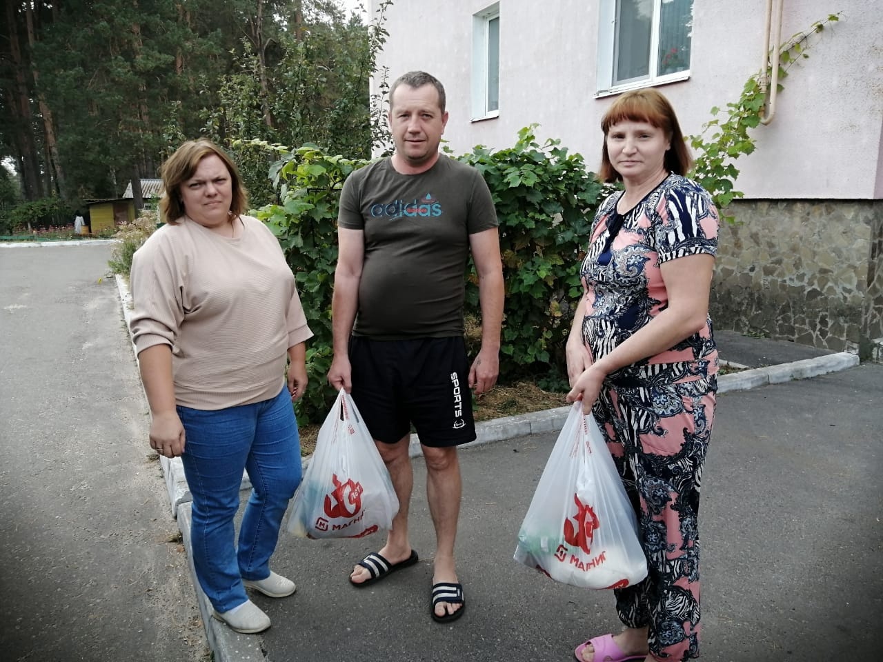 Помощь вынужденным переселенцам из Курской области оказали сотрудники КЦСОН Суражского района