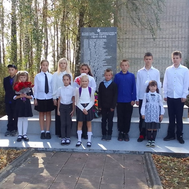 Во Влазовичской школе Суражского района школе прошла линейка Памяти, посвящённая Дню освобождения села от немецко-фашистских захватчиков