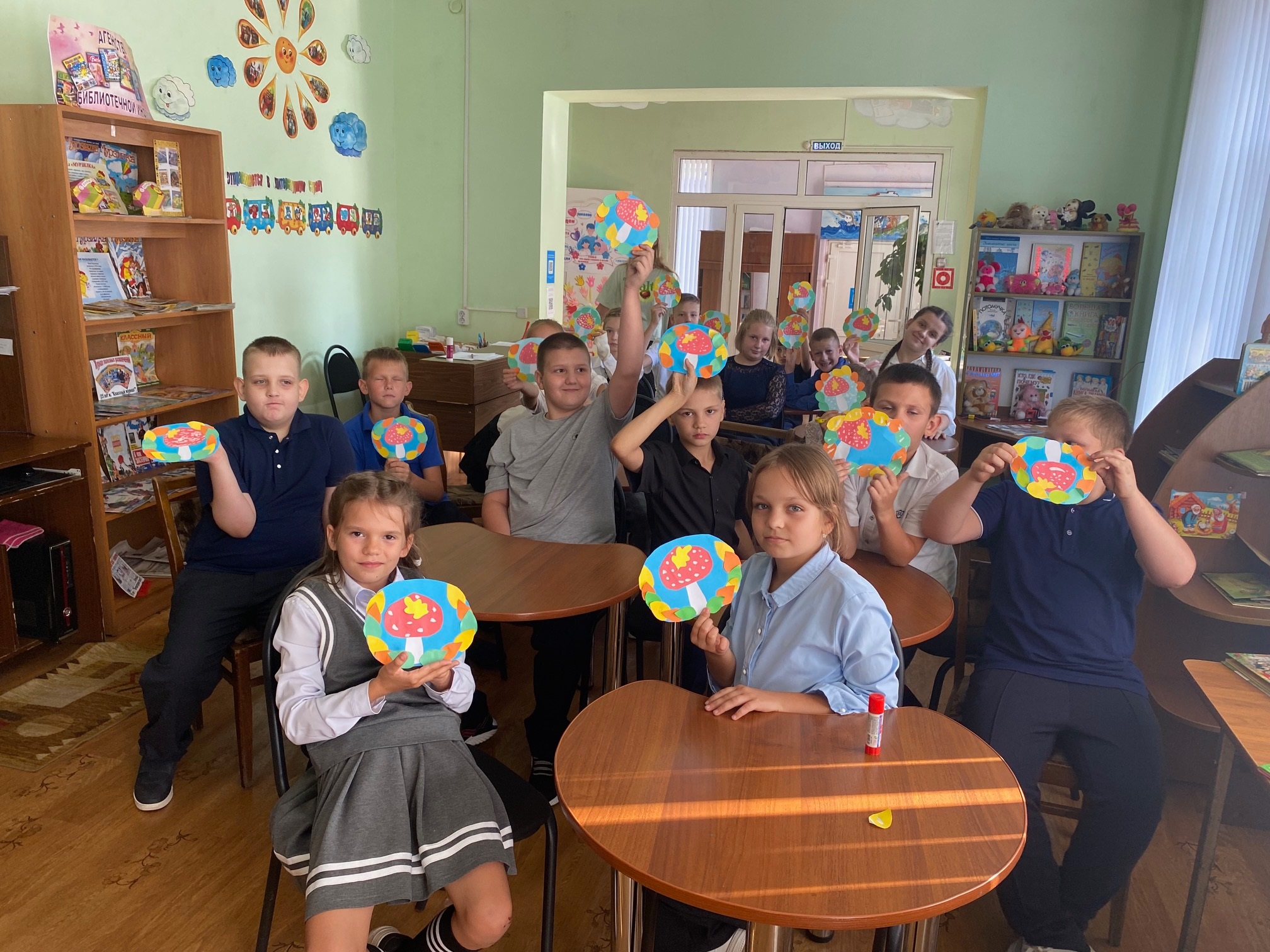 В читальном зале Суражской городской детской библиотеки прошла литературно-игровая программа «Про тетрадь и карту, карандаш и парту»