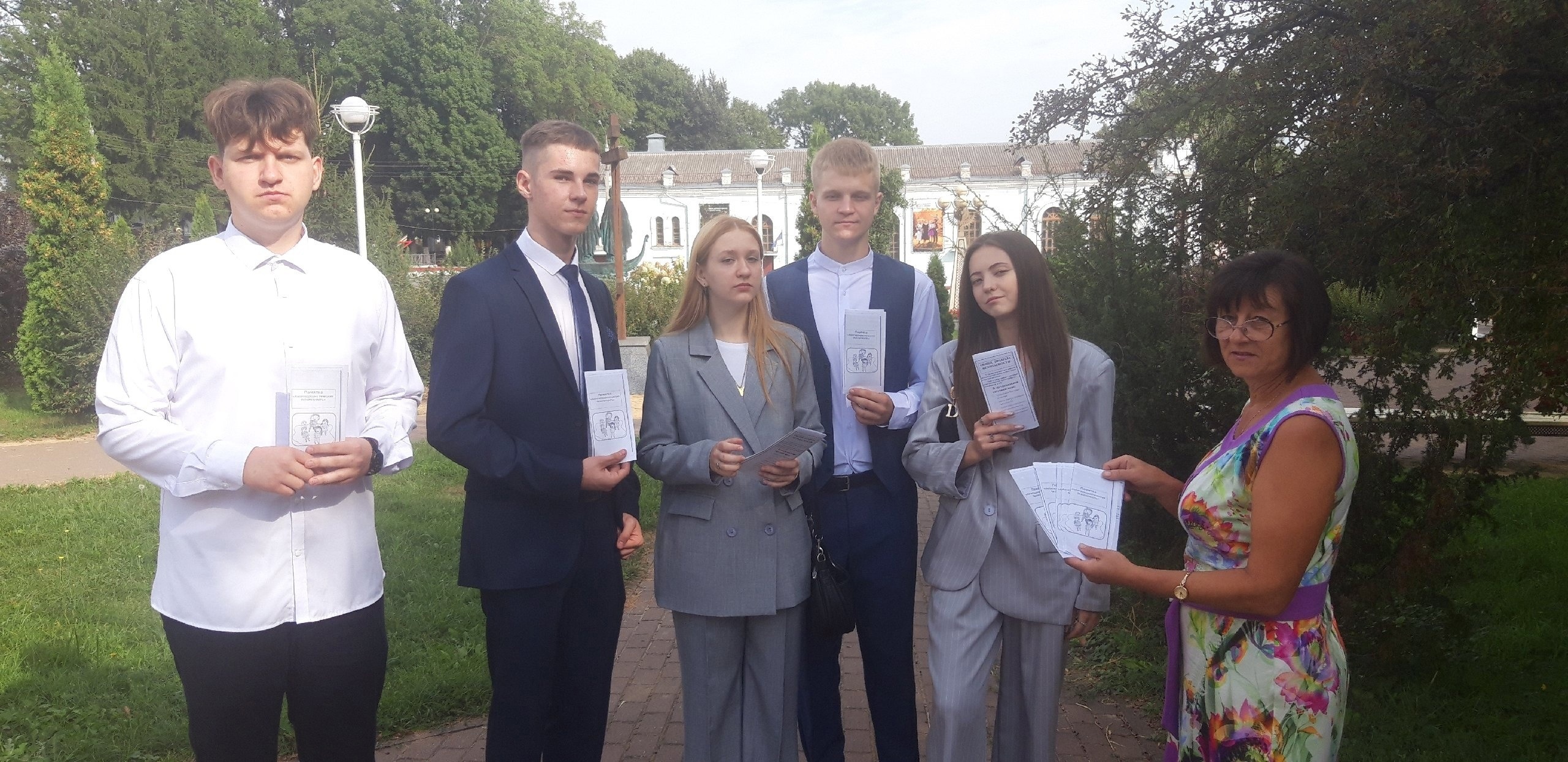 Сотрудники Суражской районной библиотеки провели уличную акцию по антитеррористическому просвещению горожан