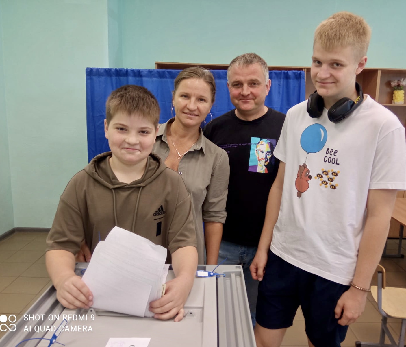 На избирательные участки Суражского района люди приходят голосовать семьями