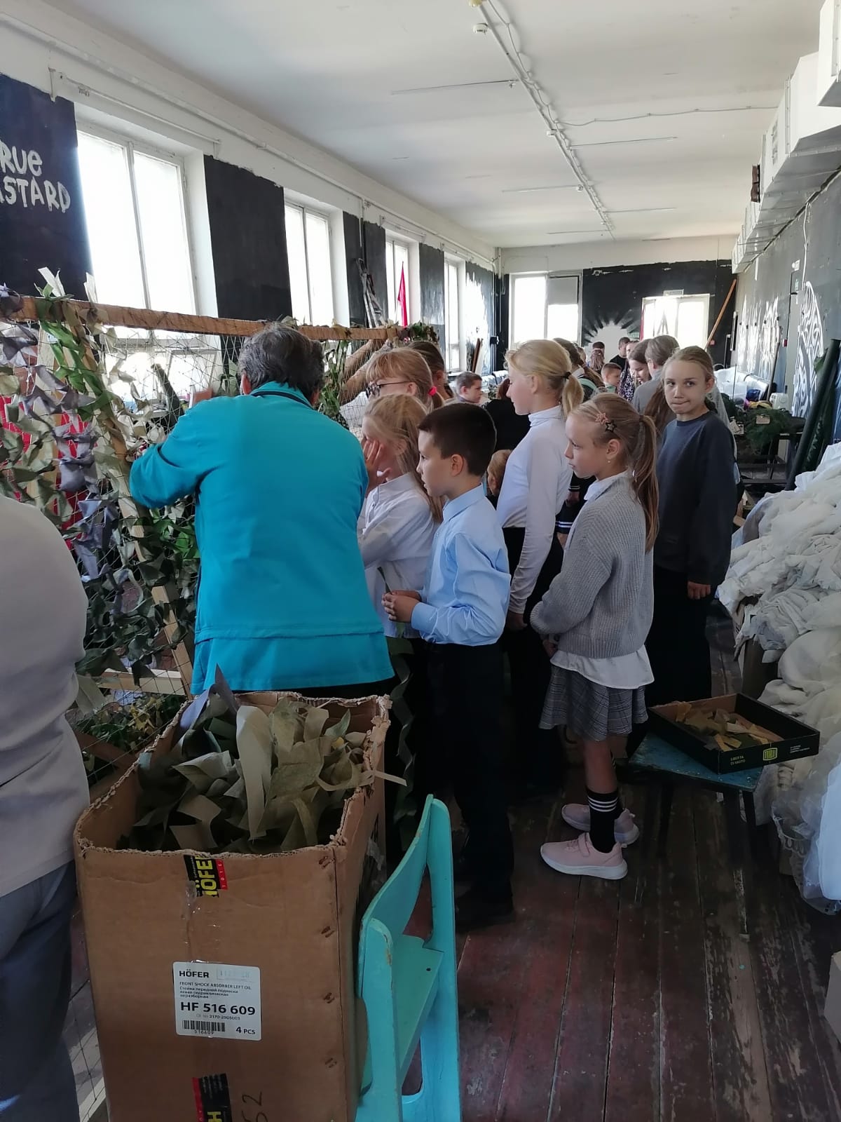 Обучающиеся 5 «Б» и 7 «Б» классов средней школы No2 посетили штаб волонтерского движения « Поможем вместе 32 Сураж»