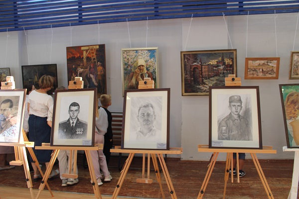 Выставка, посвященная павшим бойцам СВО, открылась в Жуковке