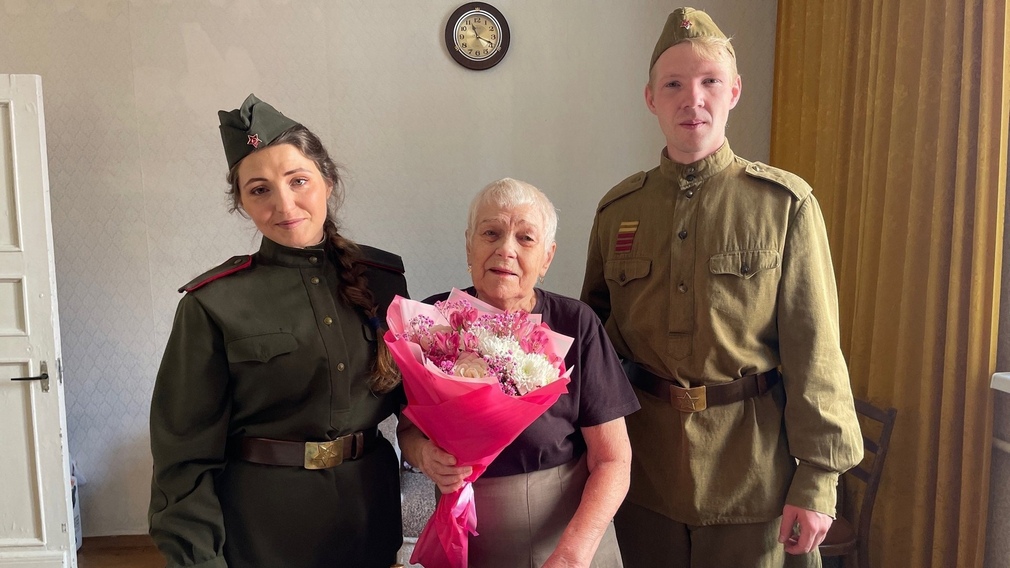 Для ветеранов артисты Брянского театра драмы исполнили песни военных лет