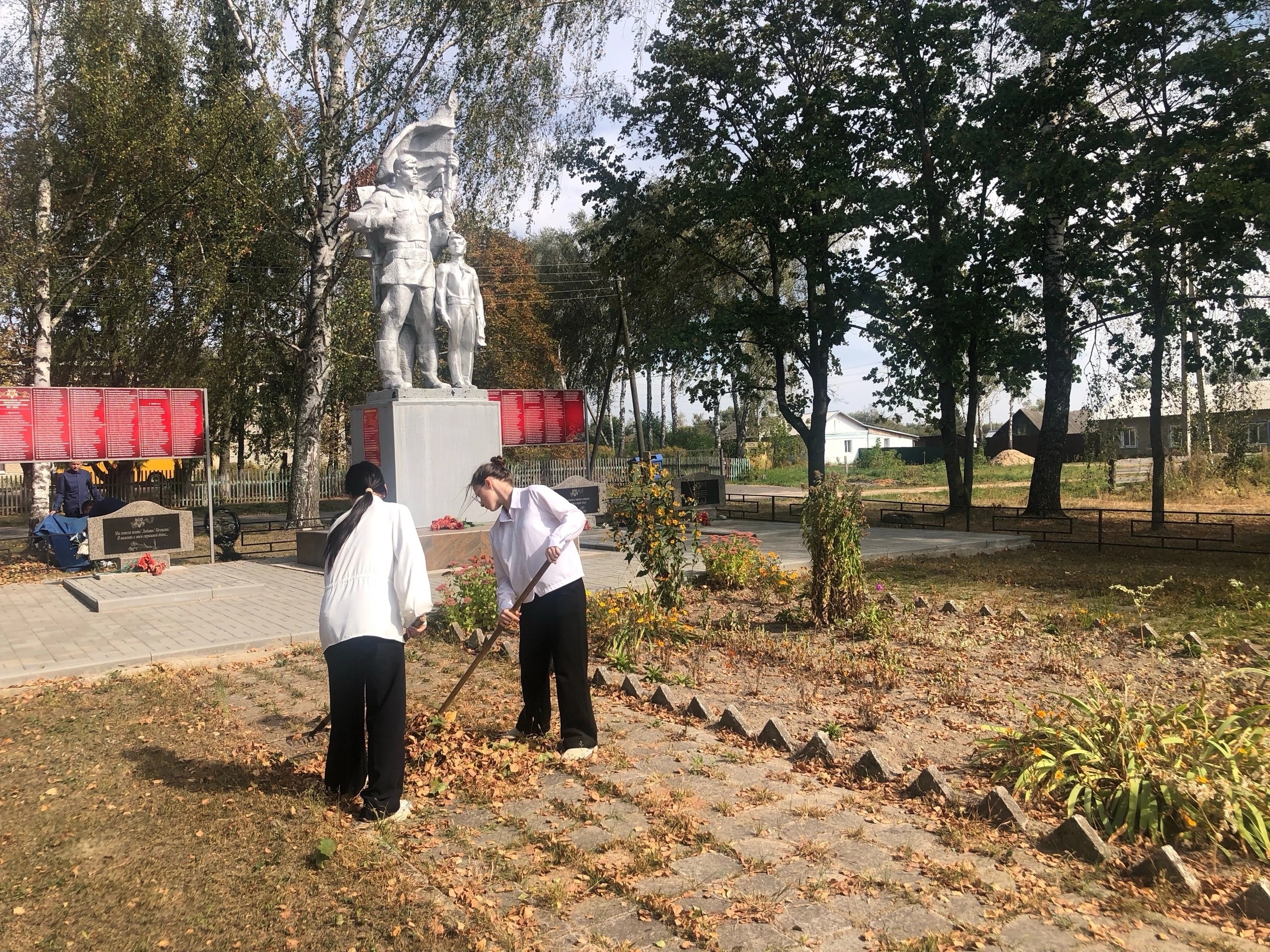 Обучающиеся Душатинской школы ко Дню освобождения Брянщины провели уборку возле памятника