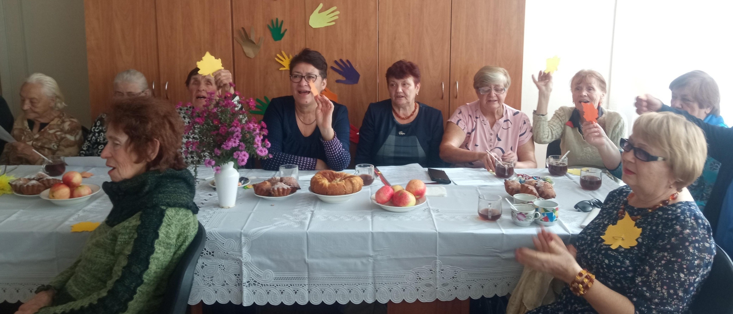 Праздничный концерт «Славим возраст золотой» прошел в Суражском комплексном центре социального обслуживания населения