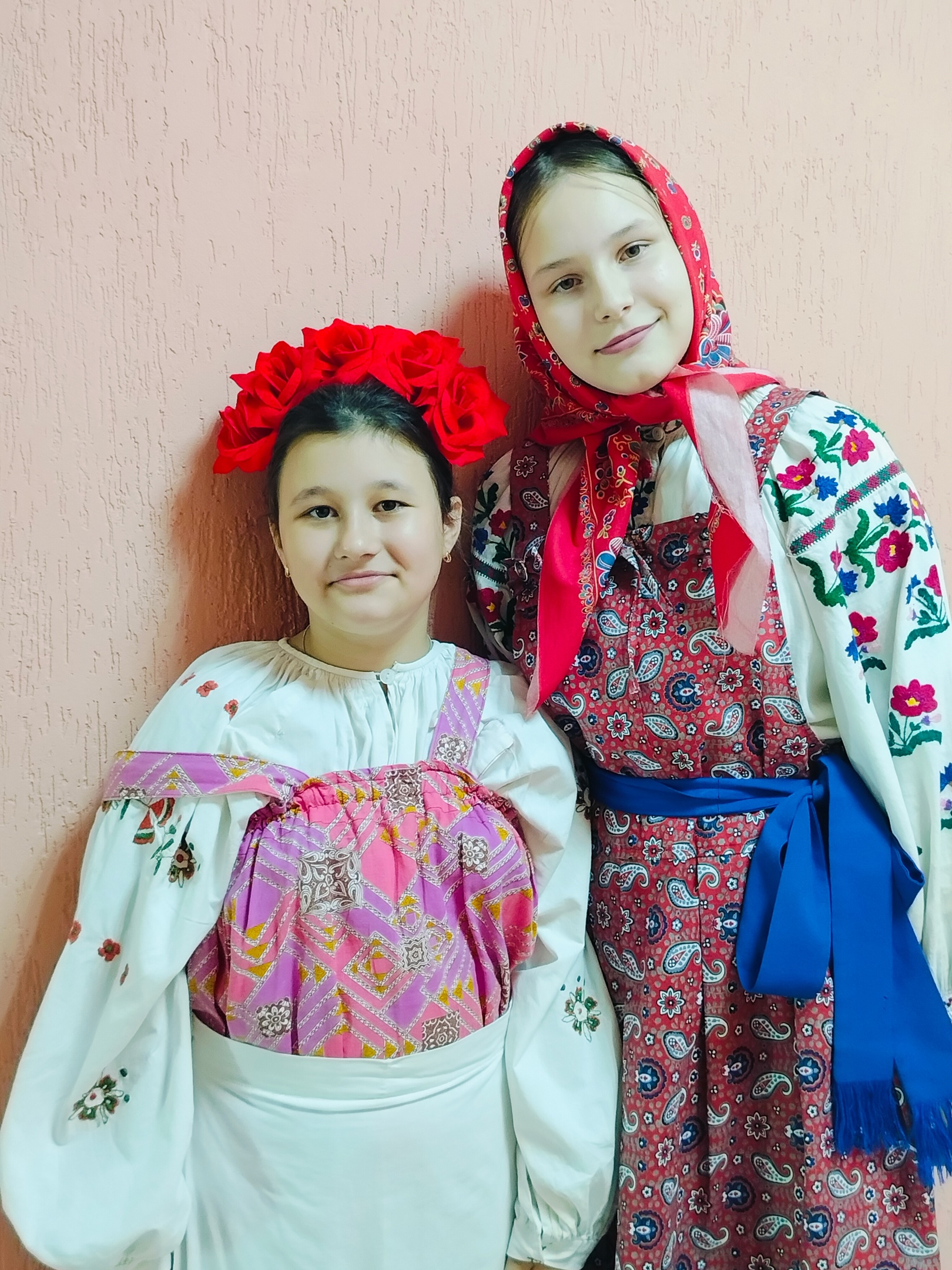 Участницы детской фольклорной студии «Соловушка» Суражского РЦК приняли участие в VIII Международном разножанровом конкурсе-Фестивале «Сияние звёзд»