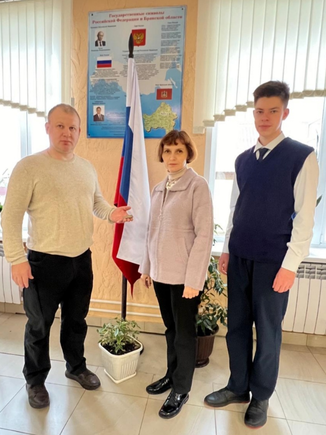 Участник Суражского поискового отряда «Ипуть» Алексей Пискунов передал в музейную комнату школы №3 новгородскую полтину