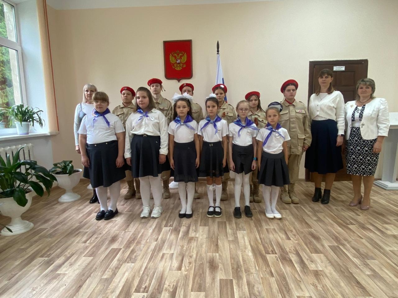 В Кулажской школе Брянской области прошла торжественная церемония посвящения шести учащихся начальных классов в ряды «Орлят России»