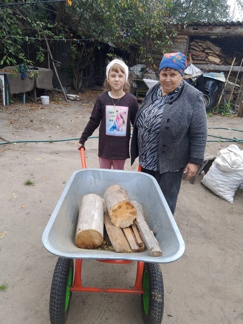 Активисты Влазовичской школы говорят слова благодарности своим бабушкам и дедушкам, но и совершают для них добрые дела