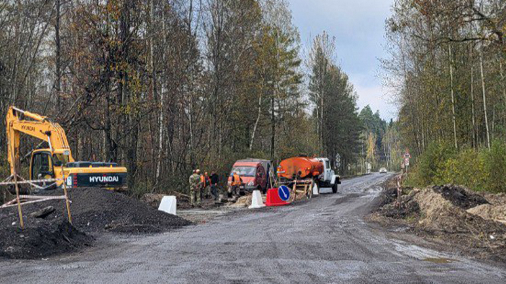 На автодороге Сельцо-Новониколаевка монтируют вторую водопропускную трубу