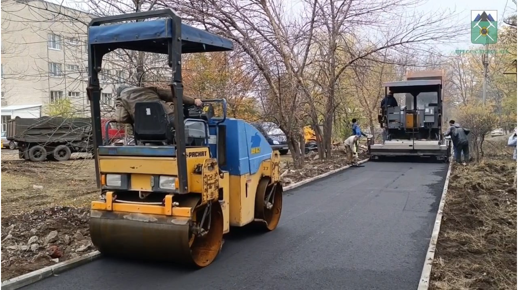 Брянские дорожники укладывают асфальт на территории больницы в подшефной Брянке