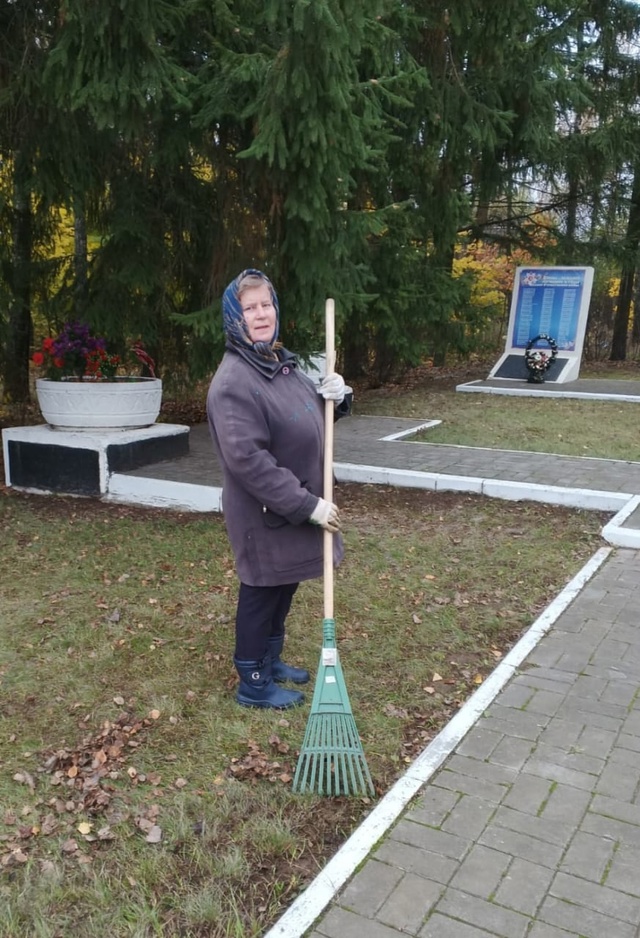 Работники библиотеки и Дома культуры села Лопазна и деревни Костеничи провели акцию «Обелиск»