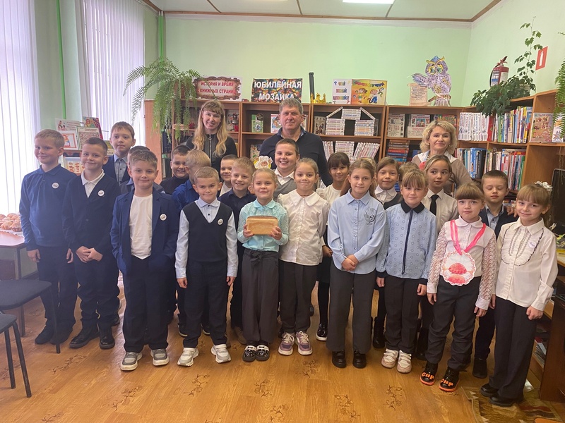 В Суражской городской детской библиотеке прошел час интересных встреч «Каждую крошку в ладошку»