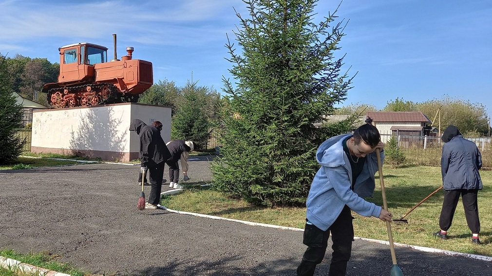 Студенты из Комаричского района привели в надлежащее состояние «Сквер Механизаторов» и «Аллею памяти»