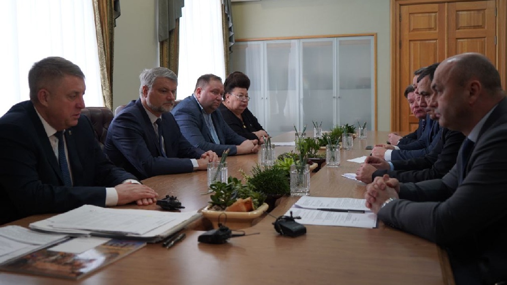 Губернатор Александр Богомаз провел рабочую встречу с Александром Рогожником