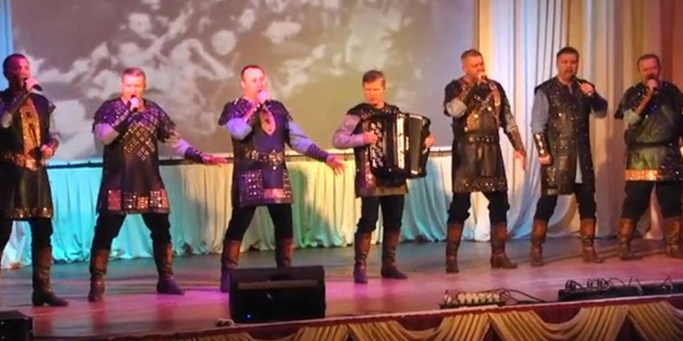 Брянский ансамбль «Ватага» порадовал жителей приграничья ярким и зажигательным выступлением