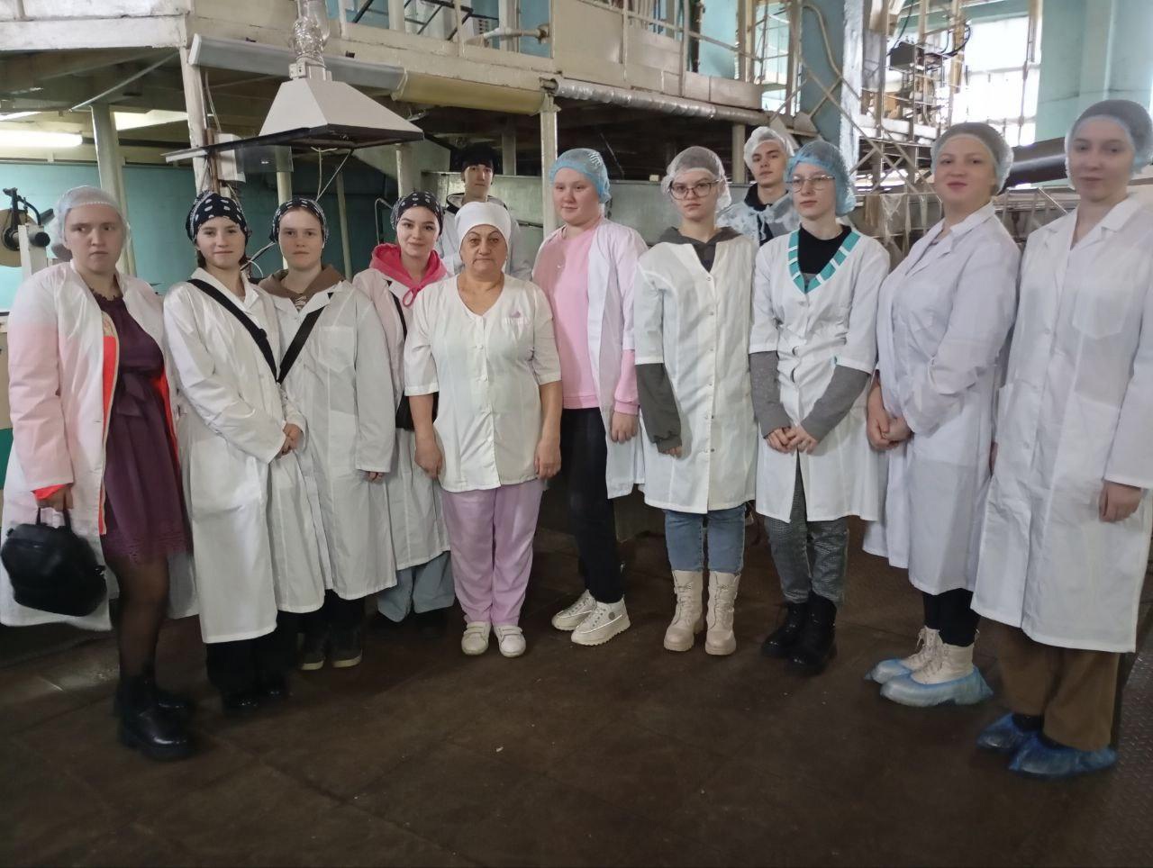 Обучающиеся Суражского промышленно-аграрного техникума по специальности «Поварское и кондитерское дело» посетили Клинцовский хлебокомбинат