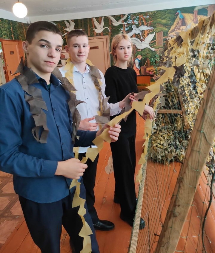 Ученики Влазовичской школы Суражского района плетут маскировочные сети для участников СВО