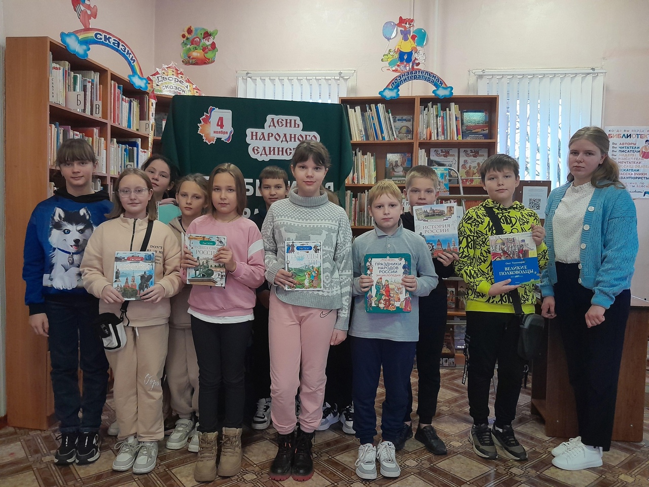 В Суражской детской библиотеке прошёл час информации «Непобедимая страна – когда един народ»