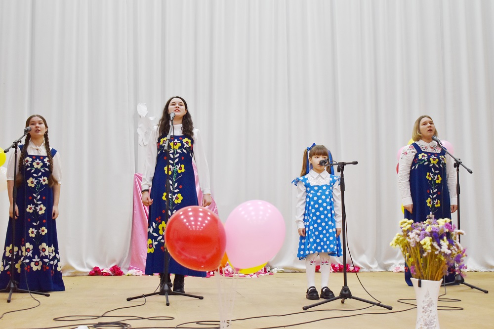 В День матери в зале Душатинского сельского дома культуры царила атмосфера нежности и любви