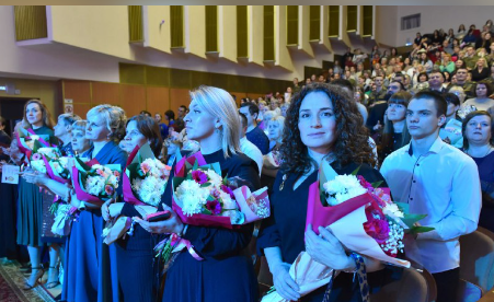 Губернатор Брянской области Александр Богомаз поздравил женщин с наступающим праздником — Днем матери