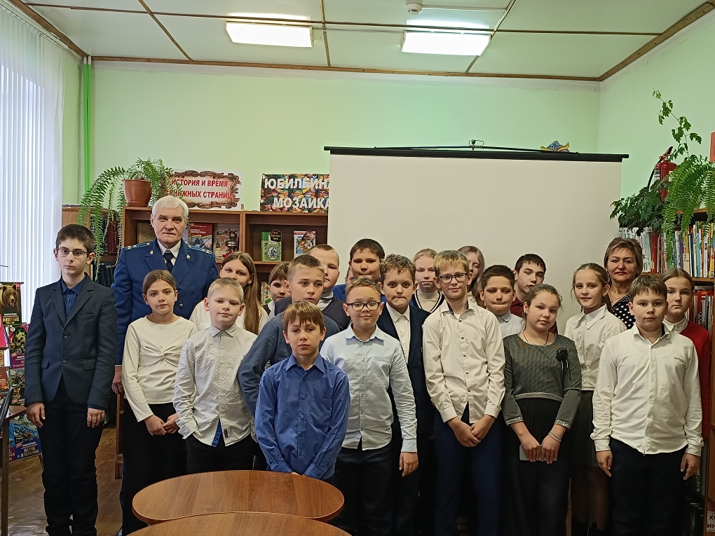 В рамках Всемирного дня прав ребёнка в Суражской городской детской  библиотеке  для учащихся 5Б класса школы №3 прошел урок — встреча «Детство под защитой закона».