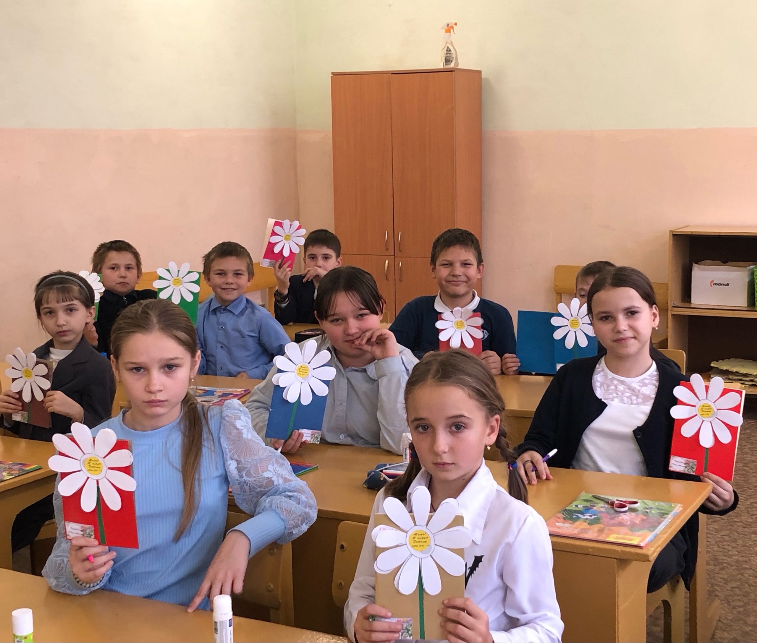 Обучающиеся Душатинской школы сделали открытки для  своих любимых мамочек