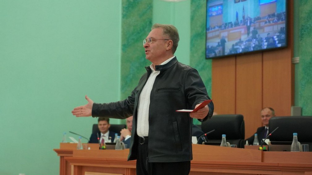 Александр Богомаз поздравил певца и композитора Александра Добронравова с присвоением почетного звания